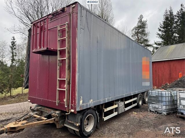 Remorcă pentru rumeguș Tyllis cu acoperiș hidraulic. Tyllis wood chip trailer with hydraulic roof.