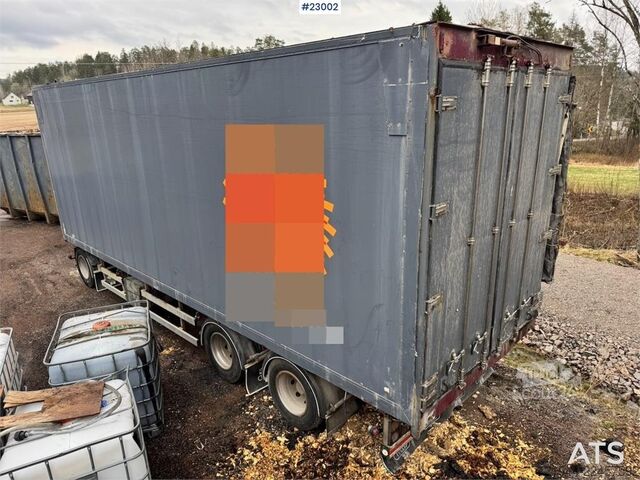 Remorcă pentru rumeguș Tyllis cu acoperiș hidraulic. Tyllis wood chip trailer with hydraulic roof.