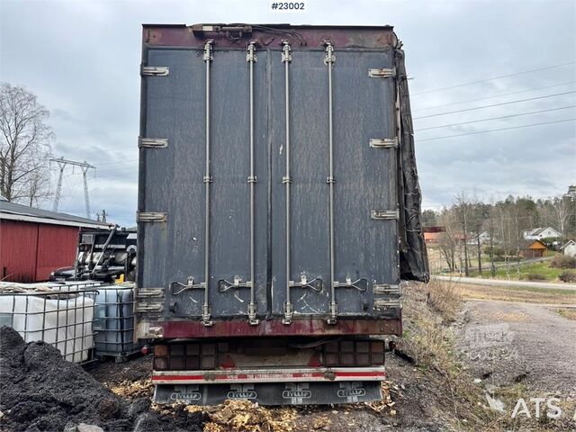 Remorcă pentru rumeguș Tyllis cu acoperiș hidraulic. Tyllis wood chip trailer with hydraulic roof.