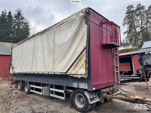 Tyllis koksnes šķeldas piekabe ar hidrauliskiem jumtu. Tyllis wood chip trailer with hydraulic roof.