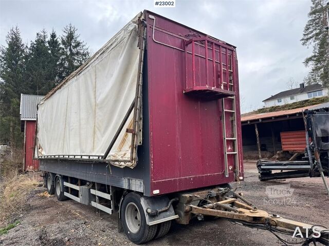 Tyllis koksnes šķeldas piekabe ar hidrauliskiem jumtu. Tyllis wood chip trailer with hydraulic roof.