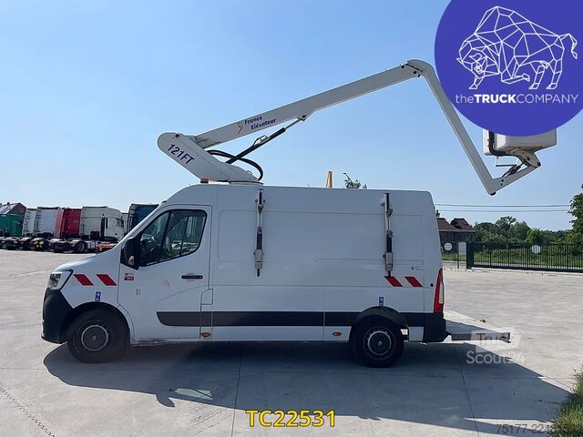 يرفع Renault Master