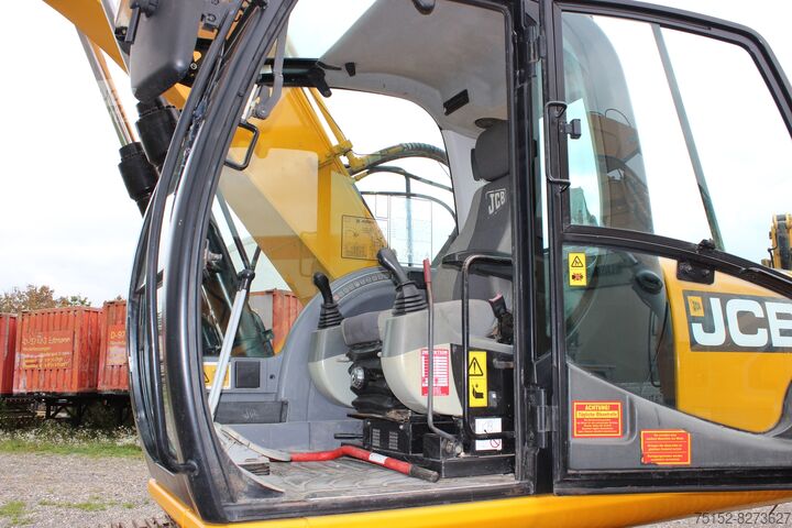 حفارة مجنزرة JCB JS 200 LC