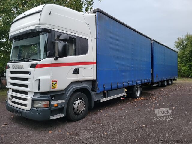 Nákladní automobil s plošinou a plachtou Scania Jumbo