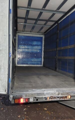Nákladní automobil s plošinou a plachtou Scania Jumbo