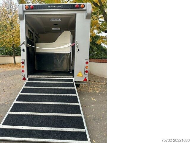 Přívěs na přepravu dobytka  Steinsberger Anka 3-Pferdeanhänger
