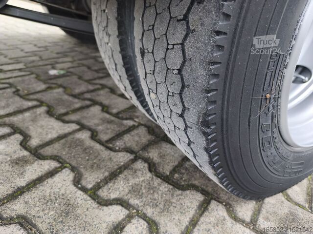 Bâché à rideaux latéraux IVECO 75-190