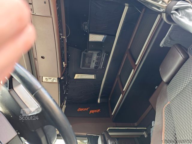 Standard tractor unit RENAULT T520 High Edition Show Truck Vollausstatt.