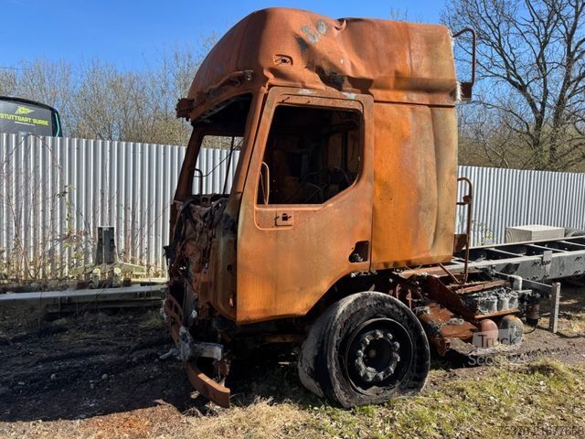 Camion cu platformă și prelată RENAULT D WIDE 280 E6 Brandschaden