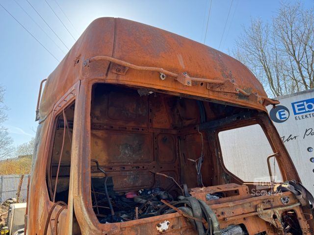 Camion cu platformă și prelată RENAULT D WIDE 280 E6 Brandschaden
