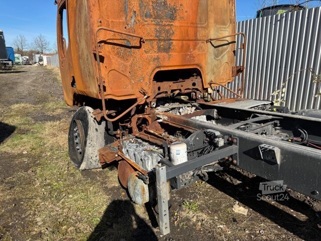 Camion cu platformă și prelată RENAULT D WIDE 280 E6 Brandschaden