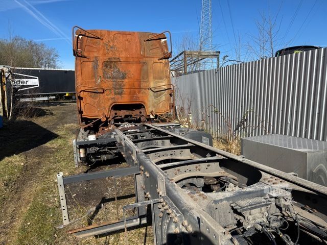 Camion cu platformă și prelată RENAULT D WIDE 280 E6 Brandschaden