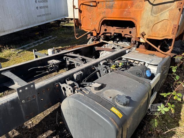 Camion cu platformă și prelată RENAULT D WIDE 280 E6 Brandschaden