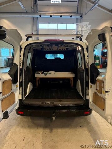 Augsta jumta universālis Ford Transit Connect van