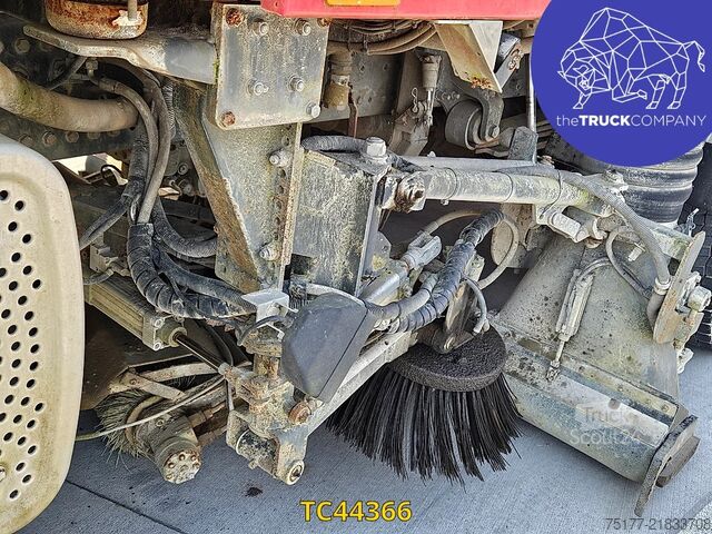 пътна метачка машина Mercedes-Benz Axor 1828