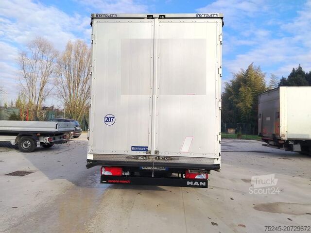 Kombi s ponjavo MAN TGE 3. 180