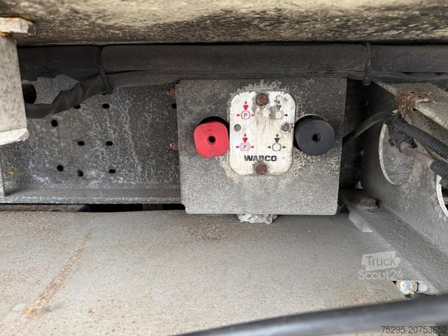 Koeltrailers ROHR 2 Achs Tandem Koffer Durchladesystem LBW defekt