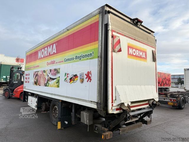 Koeltrailers SCHMITZ CARGOBULL 2 Achs Tandem Koffer Durchladesystem LBW defekt