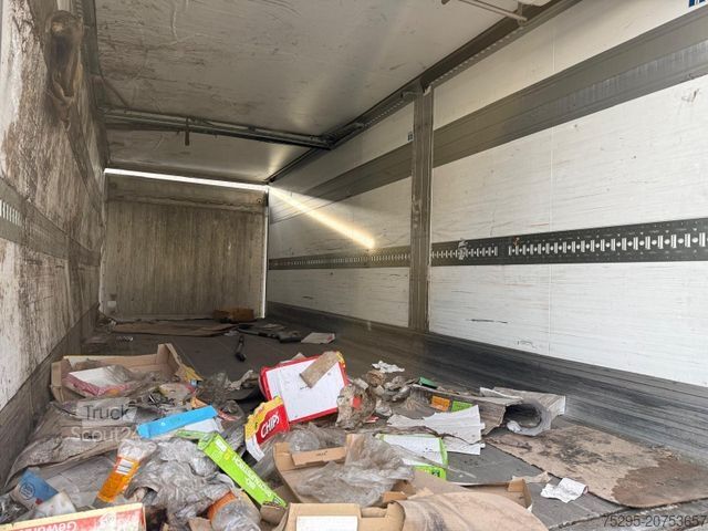 Koeltrailers SCHMITZ CARGOBULL 2 Achs Tandem Koffer Durchladesystem LBW defekt