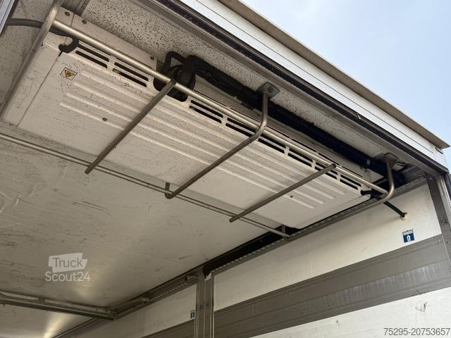 Koeltrailers SCHMITZ CARGOBULL 2 Achs Tandem Koffer Durchladesystem LBW defekt