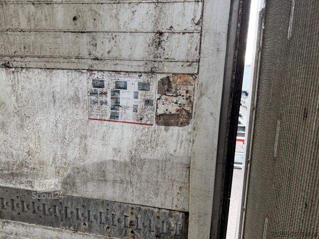 Koeltrailers SCHMITZ CARGOBULL 2 Achs Tandem Koffer Durchladesystem LBW defekt