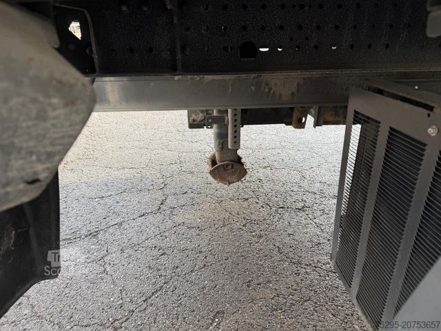 Koeltrailers SCHMITZ CARGOBULL 2 Achs Tandem Koffer Durchladesystem LBW defekt