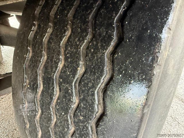 Koeltrailers SCHMITZ CARGOBULL 2 Achs Tandem Koffer Durchladesystem LBW defekt