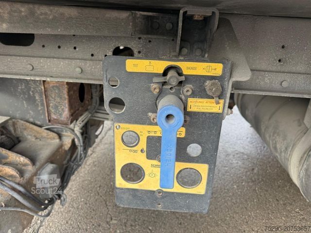 Koeltrailers SCHMITZ CARGOBULL 2 Achs Tandem Koffer Durchladesystem LBW defekt