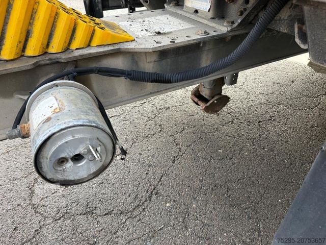 Koeltrailers SCHMITZ CARGOBULL 2 Achs Tandem Koffer Durchladesystem LBW defekt