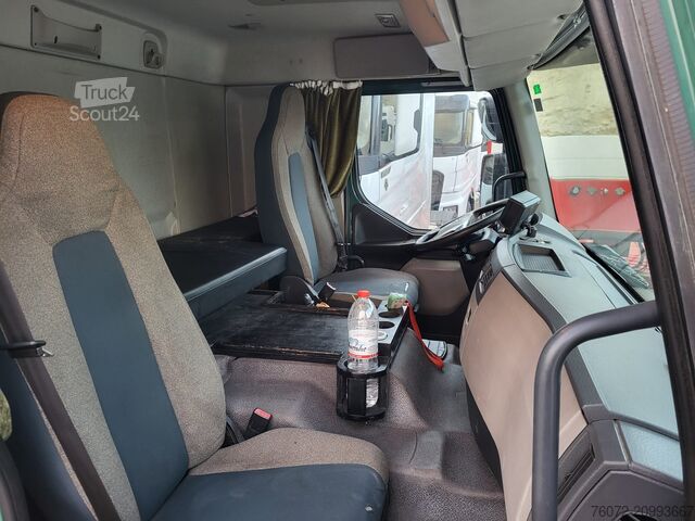 Caminhão de Entregas de Encomendas Volvo FE280