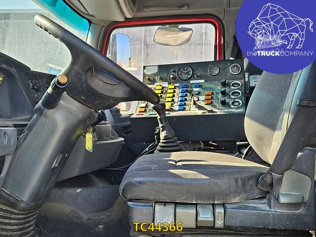 Varredora de rua Mercedes-Benz Axor 1828