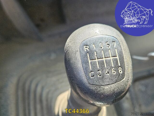 Varredora de rua Mercedes-Benz Axor 1828