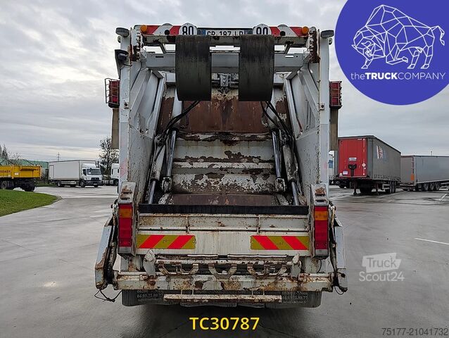 Véhicule de collecte des déchets Mercedes-Benz Atego 1823