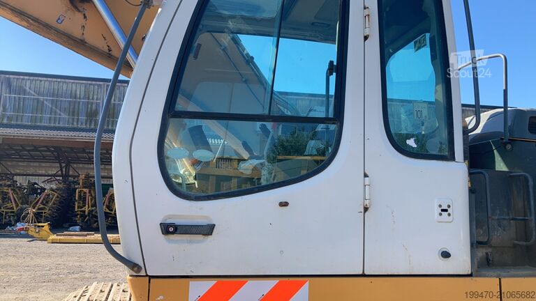 Lánctalpas kotrógép Liebherr R906 LC Litronic with two buckets