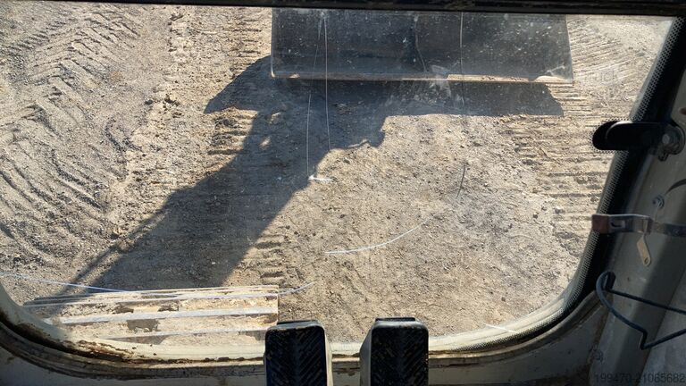 Lánctalpas kotrógép Liebherr R906 LC Litronic with two buckets