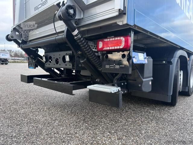 LKW mit Kofferaufbau  eActros 400 L