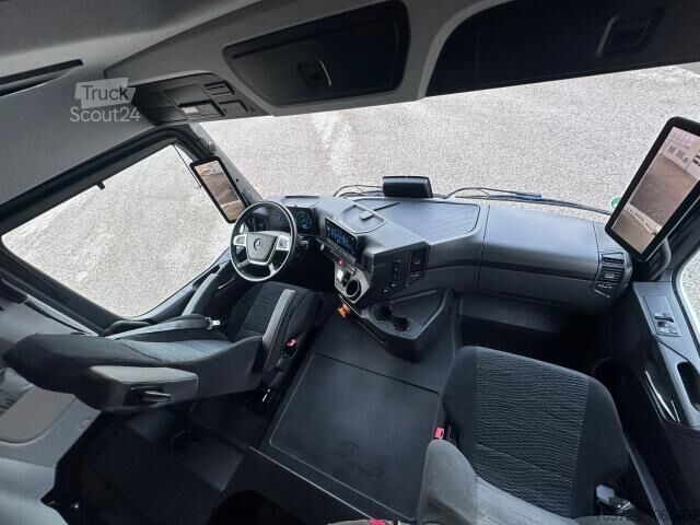 LKW mit Kofferaufbau  eActros 400 L