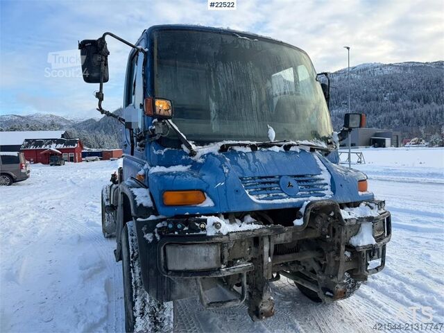 Fahrgestell mit Fahrerhaus Mercedes-Benz Unimog 4x4 chassis with black license plates