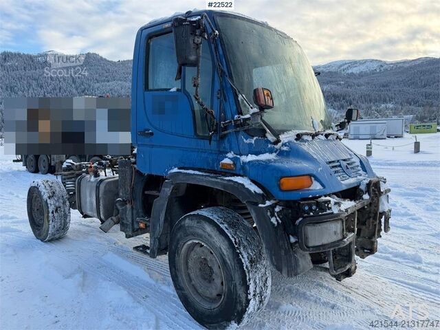 Fahrgestell mit Fahrerhaus Mercedes-Benz Unimog 4x4 chassis with black license plates