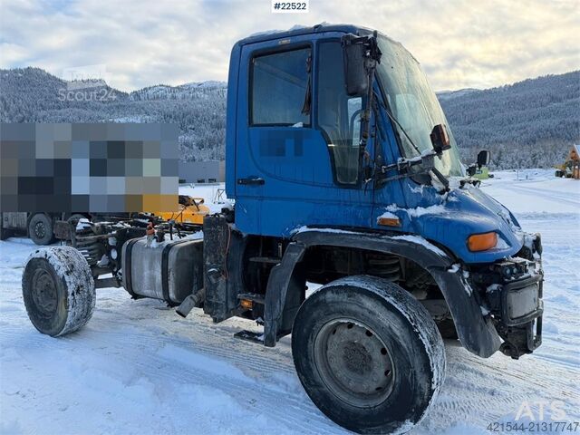 Fahrgestell mit Fahrerhaus Mercedes-Benz Unimog 4x4 chassis with black license plates