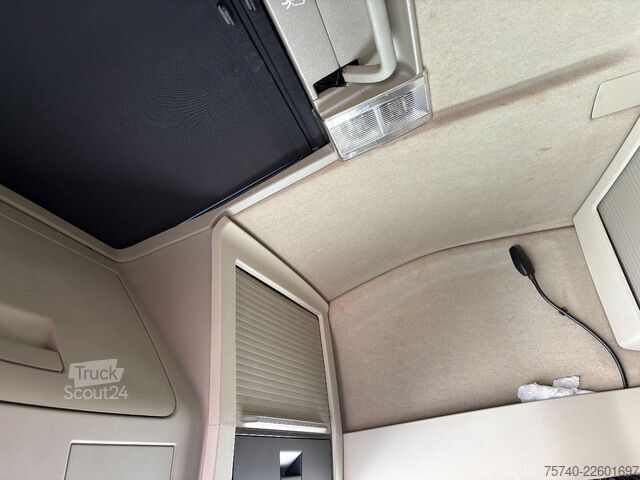 Furgon samochodowy do przewozu aut Volvo FH 500 + HYDRAULISCHE PLATEAUS + LIER + REMOTE ...