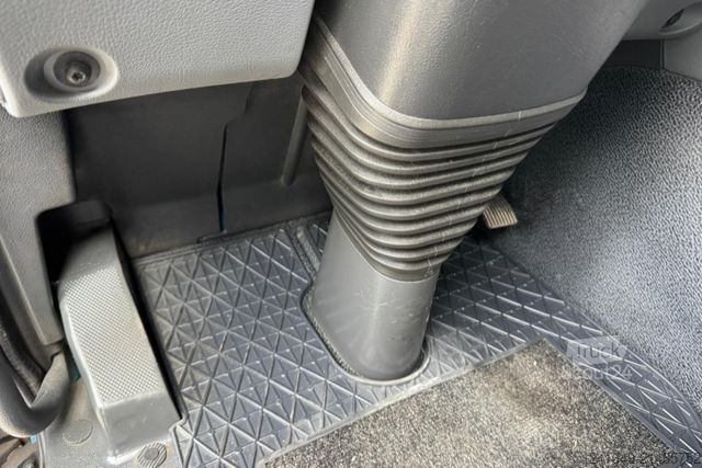 Box truck MERCEDES-BENZ Actros 1832 4x2 Isotherm