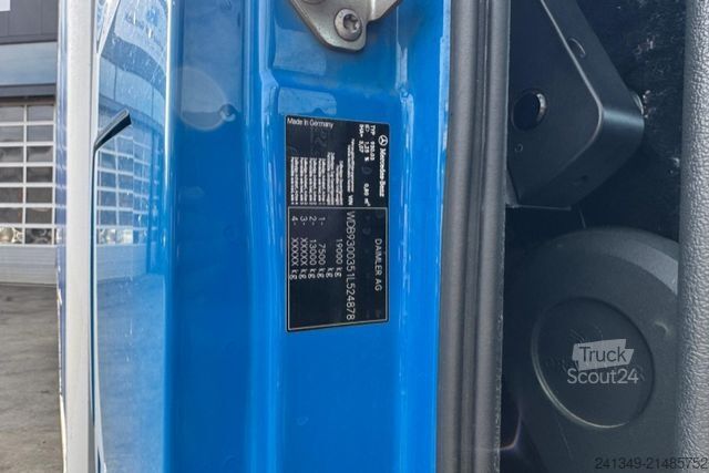 Box truck MERCEDES-BENZ Actros 1832 4x2 Isotherm