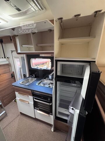 Yarı entegre karavan Pilote P696 Expression