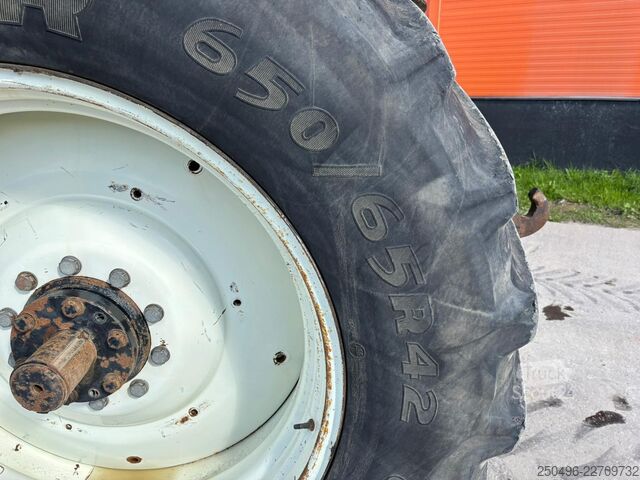 Traktor New Holland T8.330