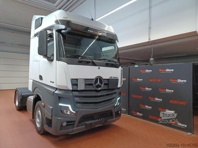 Veszélyes anyagokat szállító teherautó Mercedes-Benz Actros 1848 LS