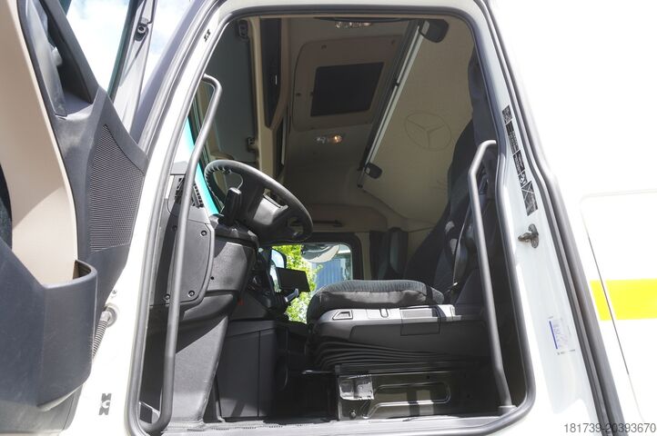 Karavan Mercedes-Benz Actros 2542 / NEW tow truck / steered 3r