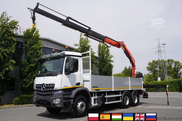 Široká strana s HDS Mercedes-Benz Arocs 2633 flatbed truck / Crane FASSI