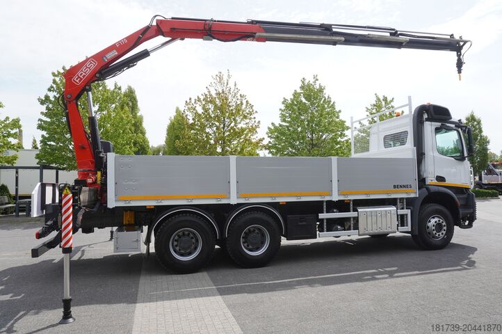 Široká strana s HDS Mercedes-Benz Arocs 2633 flatbed truck / Crane FASSI