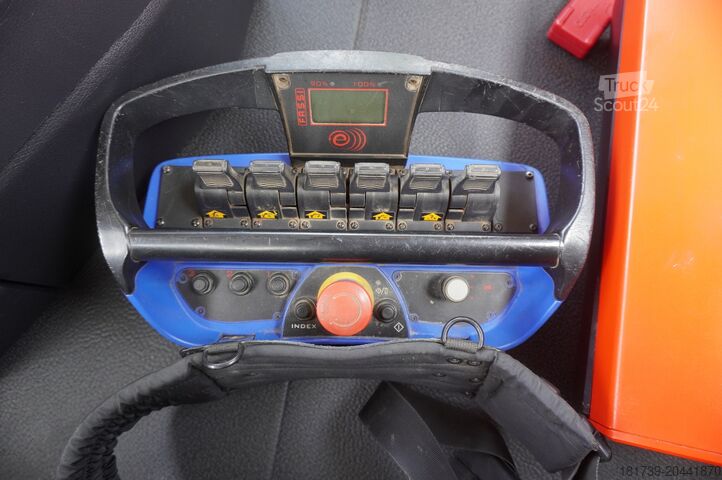 Široká strana s HDS Mercedes-Benz Arocs 2633 flatbed truck / Crane FASSI